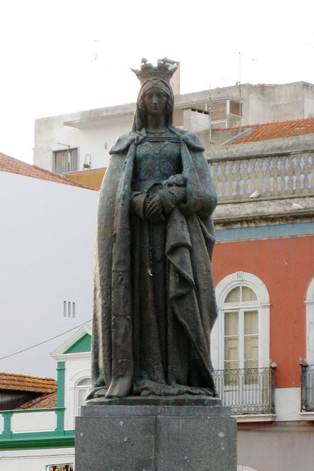 Statue of Queen Leonor, founder of Caldas da Rainha, standing regally on Largo Conde de Fontalva, more popularly known as Largo da Rainha (Queen's Square).