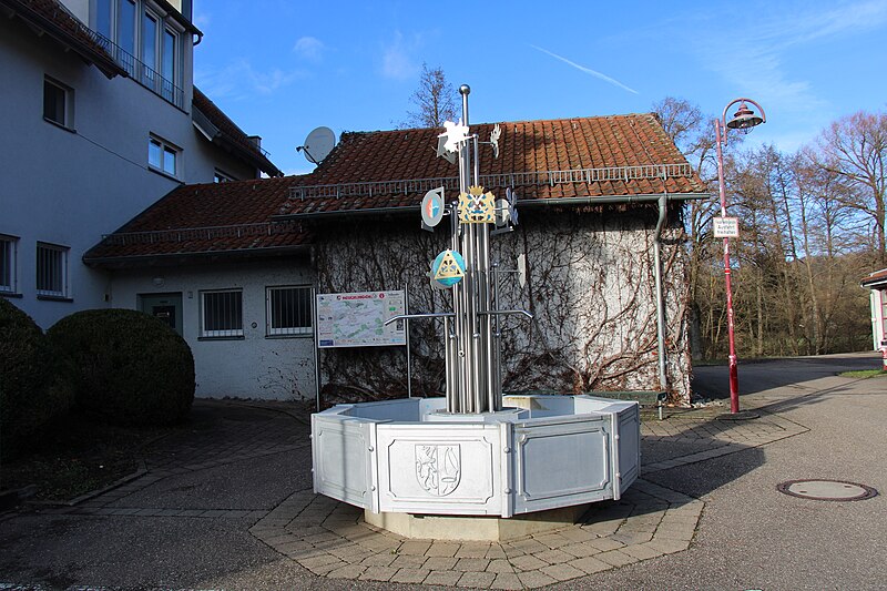 File:Rathausbrunnen (Heuchlingen).jpg