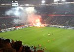 2012: Fortuna Düsseldorf gegen Hertha BSC – Auswärtsfanblock, aus dem zahlreiche Brandkörper auf das Spielfeld geworfen wurden