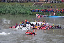 Rescue Team Searching Crashed B-22816 in Keelung River 20150204g.jpg