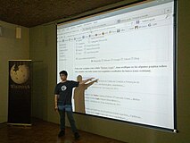 Rodrigo explicando sobre a Wikipédia