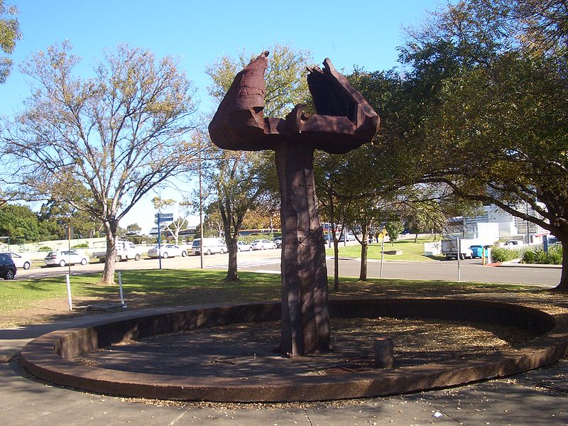 File:Roselands Sculpture.JPG