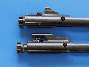 Ferrolhos do rifle Ruger Sr 5.56 (acima) e do rifle AR 15 (abaixo)