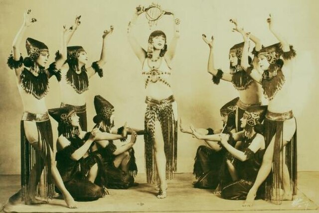 St Denis and Company in Ishtar of the Seven Gates. Photo by White Studio, 1920s. The dancers are Doris Humphrey, Louise Brooks, Jeordie Graham, Paulin