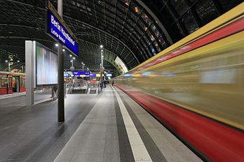 Plataforma da Estação Central de Berlim. (definição 5 898 × 3 932)