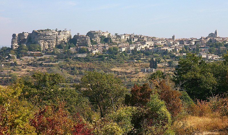 File:Saignon village adossé à son rocher.jpg