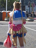 Cosplay-entusiast utkledt som superheltinne i Sailor Moon, en japansk manga-tegneserie om magiske tenåringsjenter i karikerte skolekostymer. Foto: Northern California Cherry Blossom Festival, USA, 2010