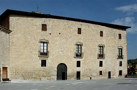 A mitjans del segle XVI, el castell dels barons de Santa Coloma va ser reconvertit en un palau renaixentista