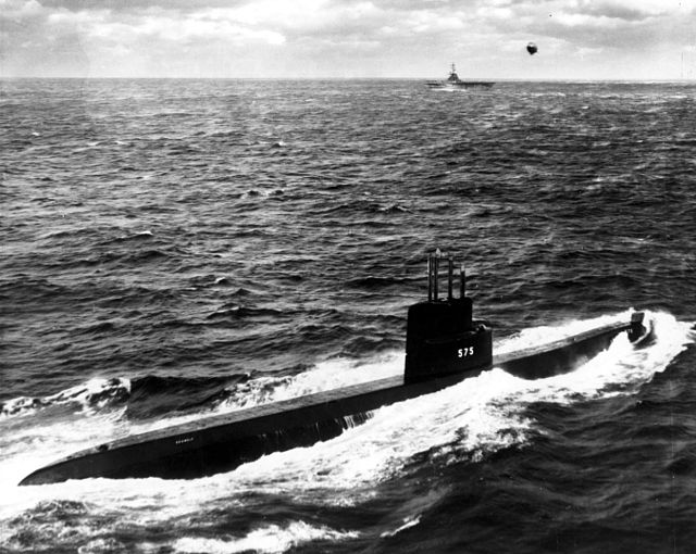 https://upload.wikimedia.org/wikipedia/commons/thumb/4/48/Seawolf_SSN-575_with_Essex.jpg/640px-Seawolf_SSN-575_with_Essex.jpg