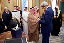 Госсекретарь Керри встретилась с новым послом Саудовской Аравии в США принцем Абдуллой бин Фейсалом бин Турки (24497131301) .jpg
