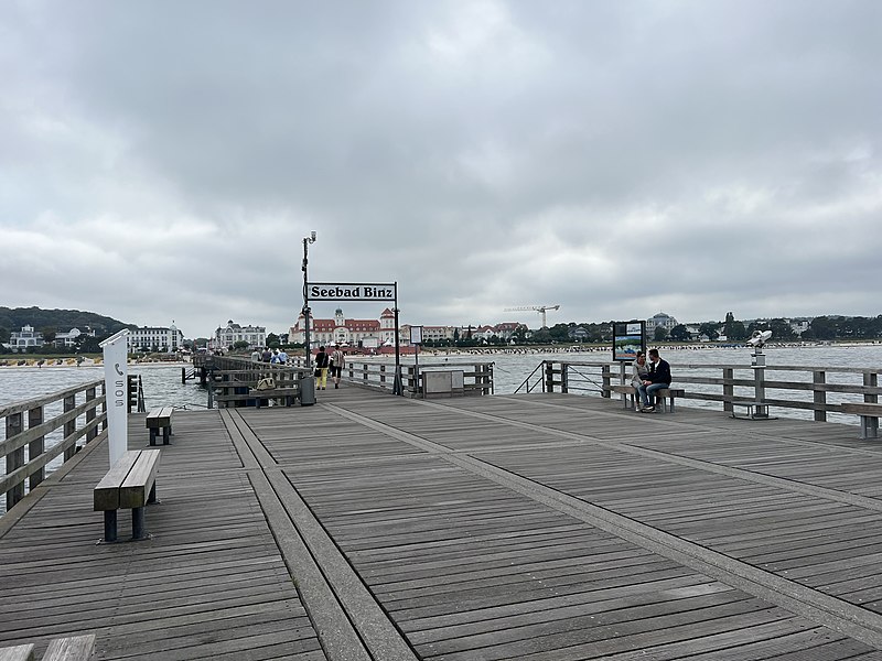 File:Seebrücke in Binz.jpg