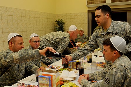 Tập_tin:Service_members_celebrate_Passover,_food,_friends_DVIDS266705.jpg