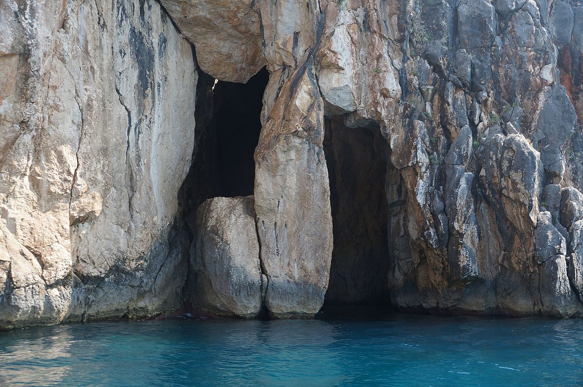 Rezultate imazhesh për shpella e pirateve dhermi foto