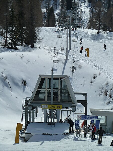 File:Skilift ometto marilleva.JPG