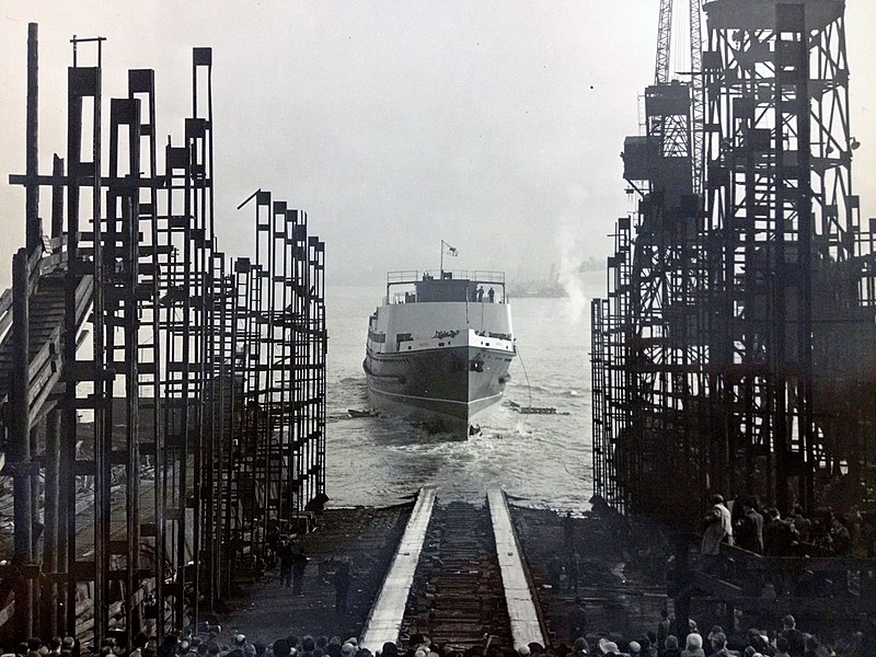 File:Snaefell is launched at Birkenhead (11-03-1948).JPG