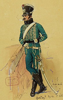 Un soldat, le sabre au côté, vêtu d'un habit et d'un pantalon vert, appuyé sur un muret.