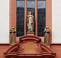 Figuren über dem Haupteingang von St. Martin In der Freiburger Altstadt