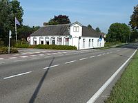 Voormalig stationskoffiehuis aan de weg tussen Gaarkeuken en Grijpskerk (rechts). Links de ingang naar het station. Het gebouw had vroeger een veranda. Later café, tegenwoordig woonhuis.