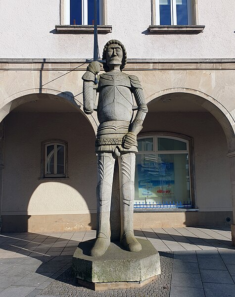 File:Statue Friedrichstr 2 (Prenzlau) Prenzlauer Roland&Toralf Jaeckel&2000.jpg