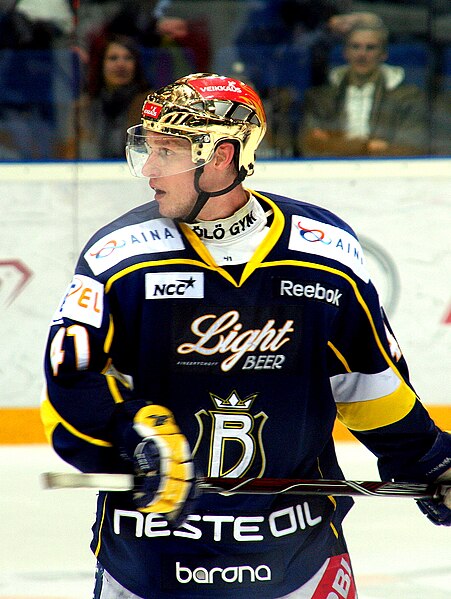 Stefan Öhman with the Espoo Blues carrying the golden helmet in 2010.