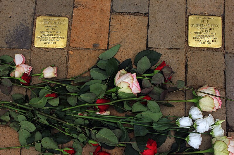 File:Stolpersteine (13) (26172835640).jpg