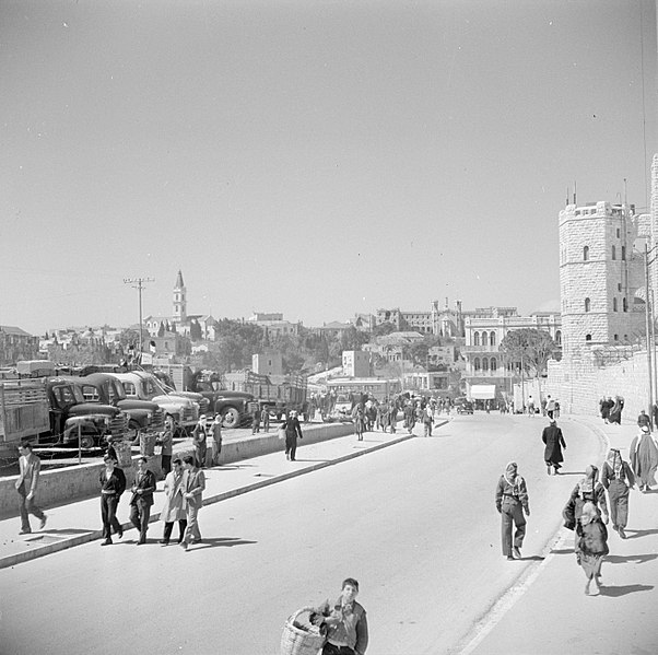 File:Straatbeeld buiten de stadsmuur, Bestanddeelnr 255-5291.jpg