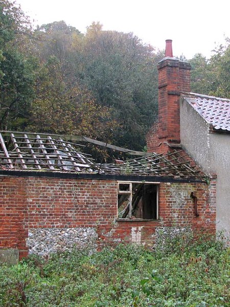 ไฟล์:Strawberry Hall - the outbuilding - geograph.org.uk - 1027088.jpg