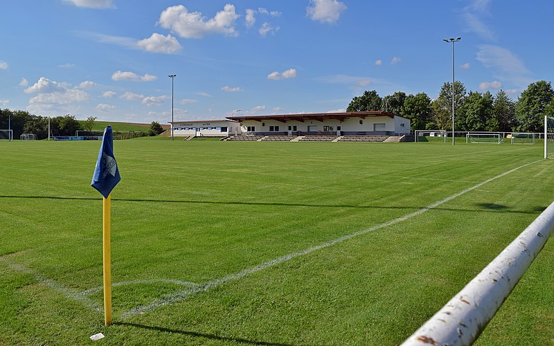 File:Stronsdorf - SC Stronsdorf Hirschenbergstadion - 1.jpg