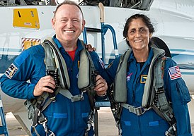 Suni Williams y Butch Wilmore posan con T-38 (recortado).jpg