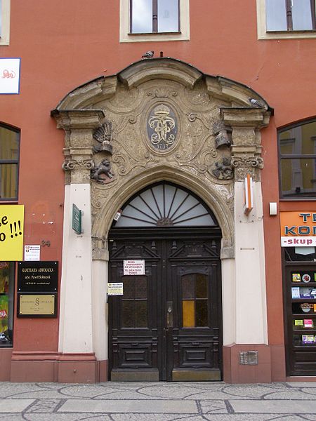 File:Swidnica kamienica Rynek 34 portal 1.jpg