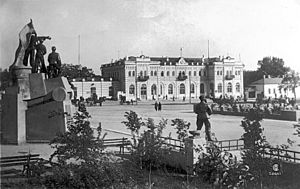 Здание вокзала в 1930-х годах. Памятник Ленину. Архитектор Д. Якерсон