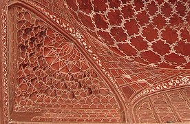 Mocárabes en las pechinas y decoración pictórica geométrica de la cúpula de la mezquita.