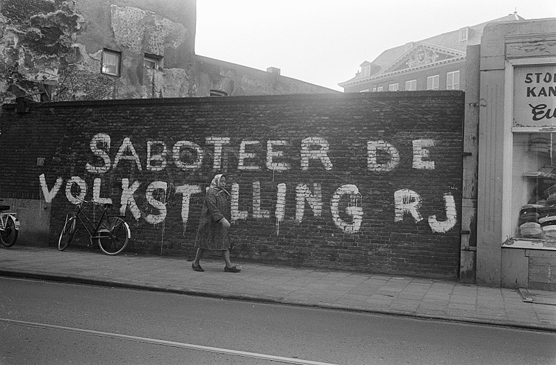 File:Tekst op muur in Jodenbreestraat tegen volkstelling, Amsterdam, Bestanddeelnr 924-2496.jpg