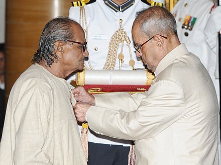 The President, Shri Pranab Mukherjee presenting the Padma Bhushan Award to Shri Ram Vanji Sutar, at a Civil Investiture Ceremony, at Rashtrapati Bhavan, in New Delhi on April 12, 2016.jpg