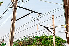 Tiang listrik aliran atas (LAA) di jalur kereta api Tanah Abang-Rangkasbitung.