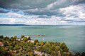 Am Balaton oder Plattensee im Sommer. Der See ist an vielen Stellen nicht sehr tief.