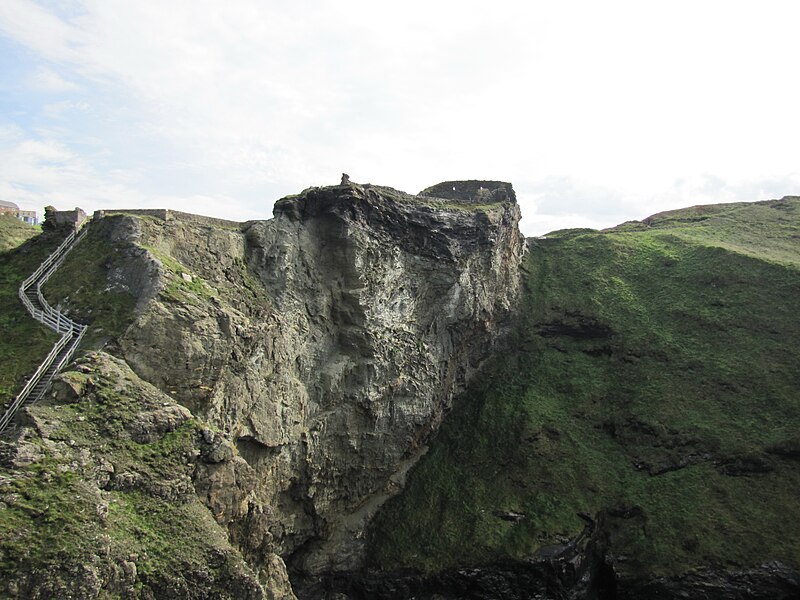 File:Tintagel Castle, Cornwall (461247) (9459087668).jpg