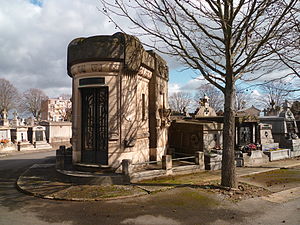 Cementèri De Tèrra Cavada: Celebritats enterradas, Luòc de culte, Monuments