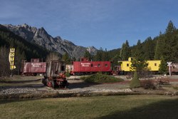 Rail Road Parkː an unusual motel and resort complex in which guests may opt to stay and sleep in a restored, antique railroad car (Dunsmuir, California)