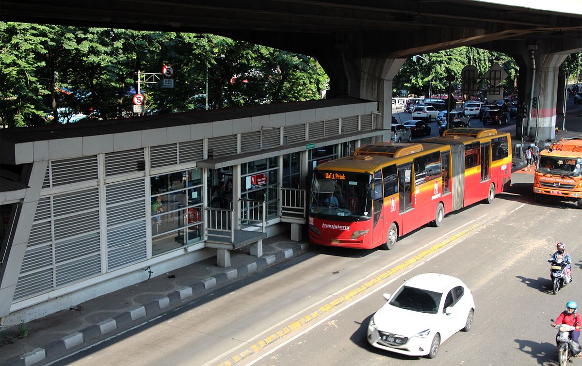 Image result for Angkutan umum dan Transjakarta di terminal Kampung Melayu,