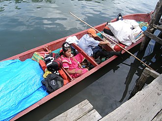 Cayuco in Panama. Traslado de mercancia en cayuco La Mochila.jpg