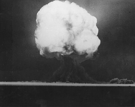 Испытание первой ядерной бомбы год. Нью Мексико ядерные испытания. Тринити ядерная бомба. Испытания атомной бомбы Невада 1955. Взрыв атомной бомбы США.
