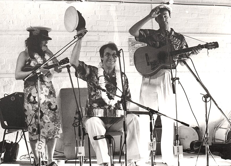 File:Trubshaw's Hawaiians, Farnham 1985.jpg