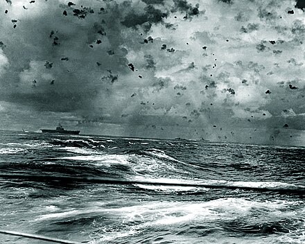 Niebo zasnute pociskami przeciwlotniczymi nad lotniskowcem USS „Enterprise” w czasie bitwy koło wysp Santa Cruz