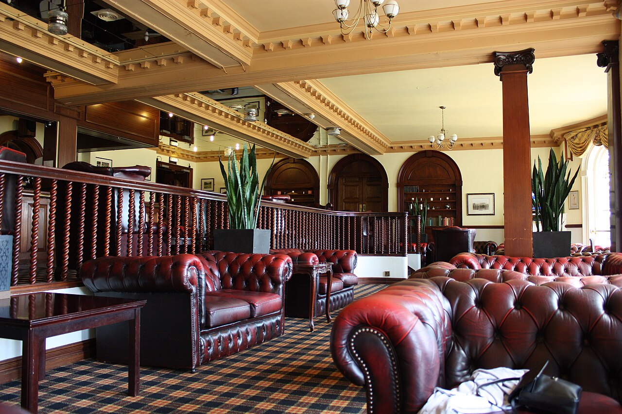 Chesterfield Sofas im University Arms Hotel, Cambridge. (Foto: Ardfern via Wikimedia Commons)