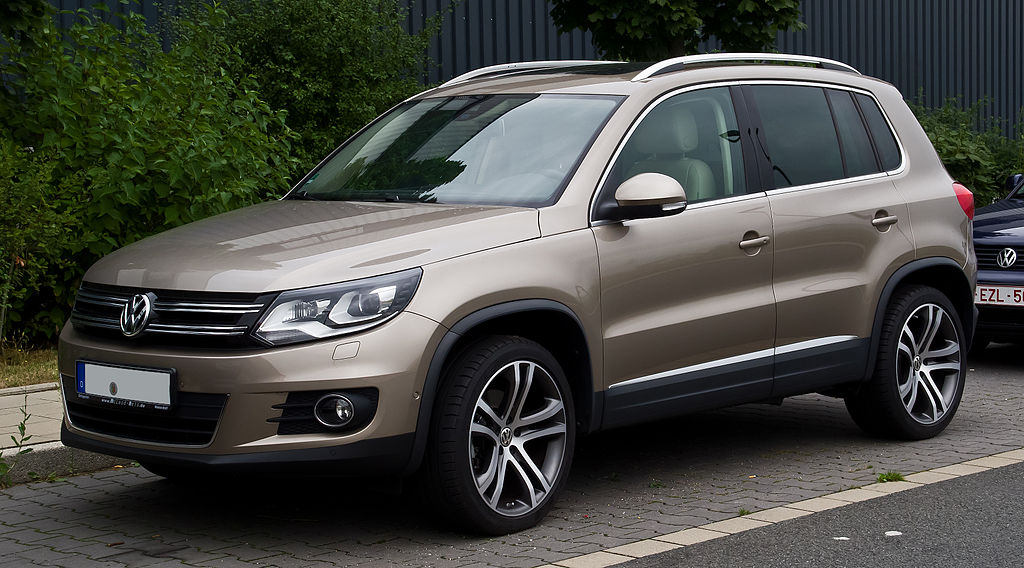 Sport Utility Vehicle  kurz SUV 1024px-VW_Tiguan_Sport_%26_Style_%28Facelift%29_%E2%80%93_Frontansicht%2C_25._August_2013%2C_D%C3%BCsseldorf