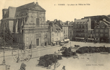 Place de l'Hôtel de Ville et chapelle Saint-Yves.