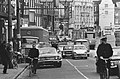 Verkeersdrukte in Amsterdam met auto's en fietsen, 1968