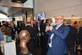 Místopředseda Evropského parlamentu Marc Angel fotí bustu Alexandra Dubčeka na výstavě SZPB a Matice slovenské ve Štrasburku