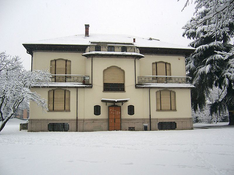 File:Villa Vertua vista da dietro.JPG